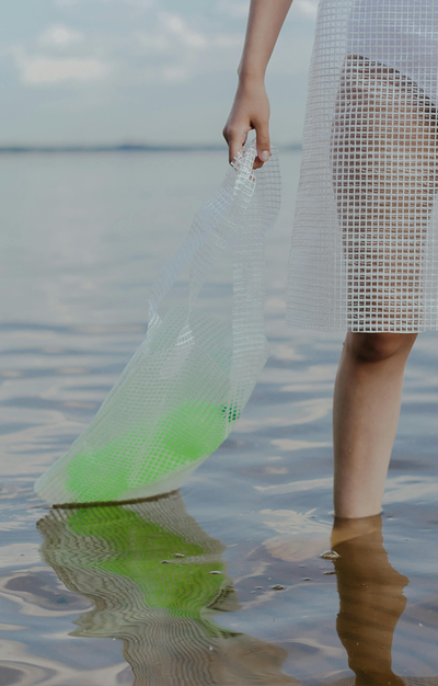 LA MENACE ÉCOLOGIQUE CACHÉE : LES MICROPLASTIQUES LIQUIDES